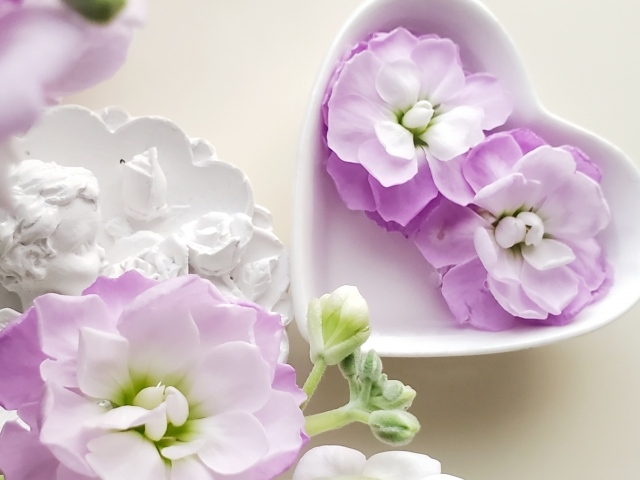 【フラワーベース通販】造花と生花のメリット・デメリットとは？大きい陶器も販売